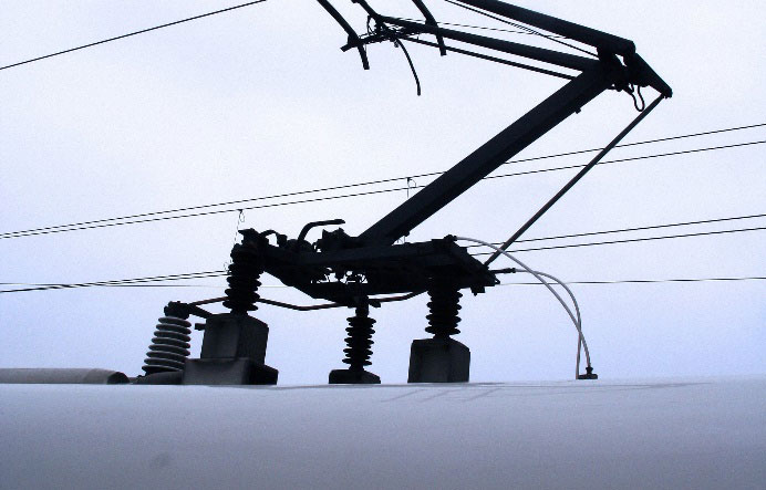 [Translate to Chinese (Simplified):] Messungen am Pantografen stellen hohe Anforderungen an Sensorik und Messdatenerfassung