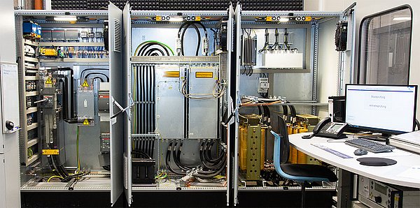 [Translate to Chinese (Simplified):] Schaltschrankinstalltion und Messwarte für den Prüfstand